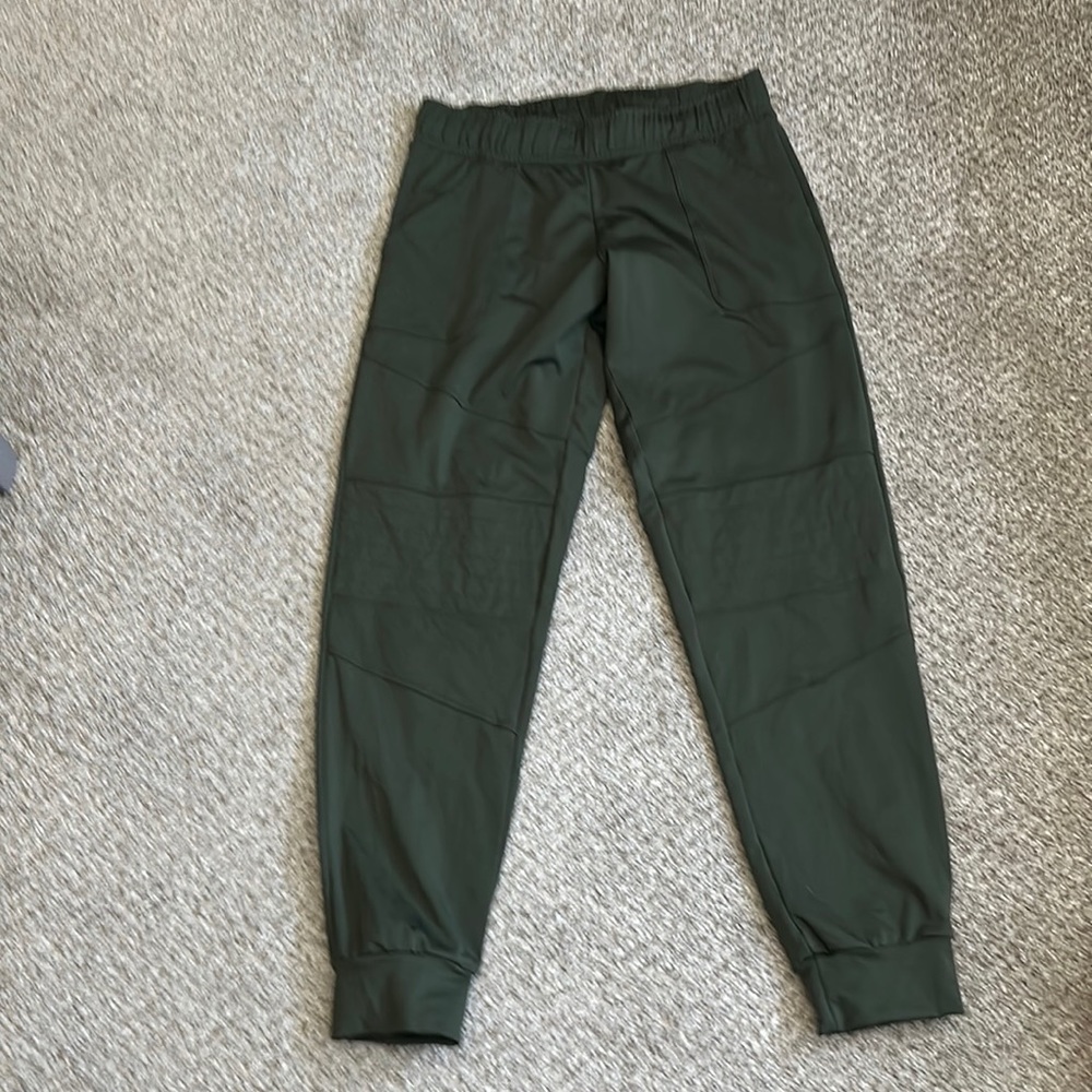 Army green medium Fleo joggers